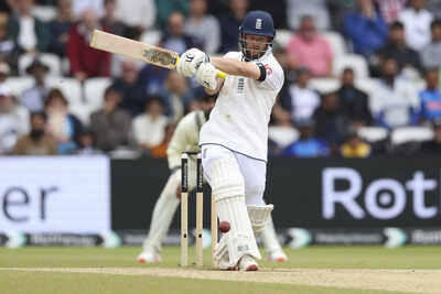 Ben Duckett executing a reverse sweep