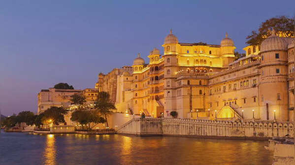 A captivating Indian city with stunning lakes.